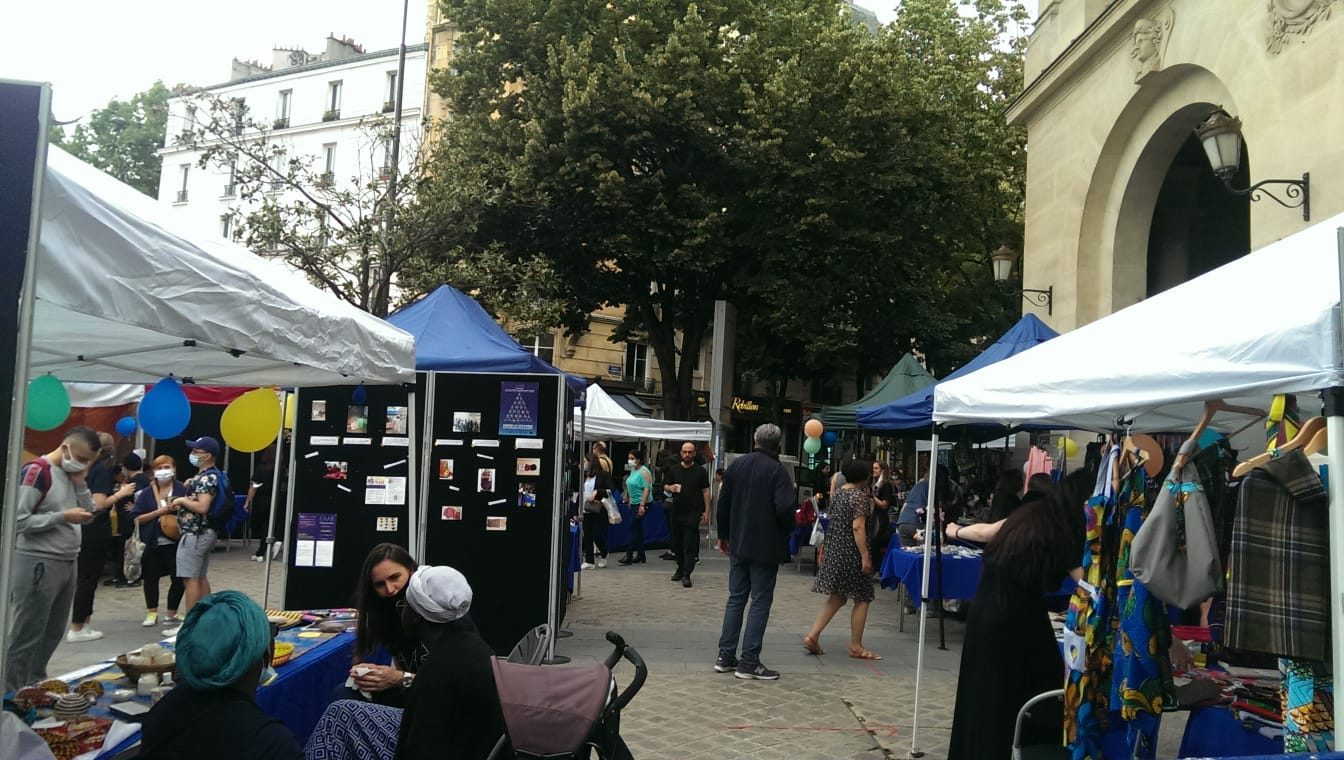 Marché solidaire : stands d'artisanat sous des barnums, place de la mairie du 20e arrondissement