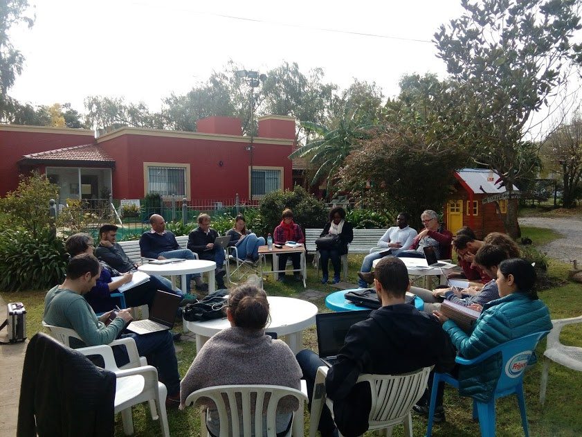 Réunion en extérieur, en cercle, dans un jardin