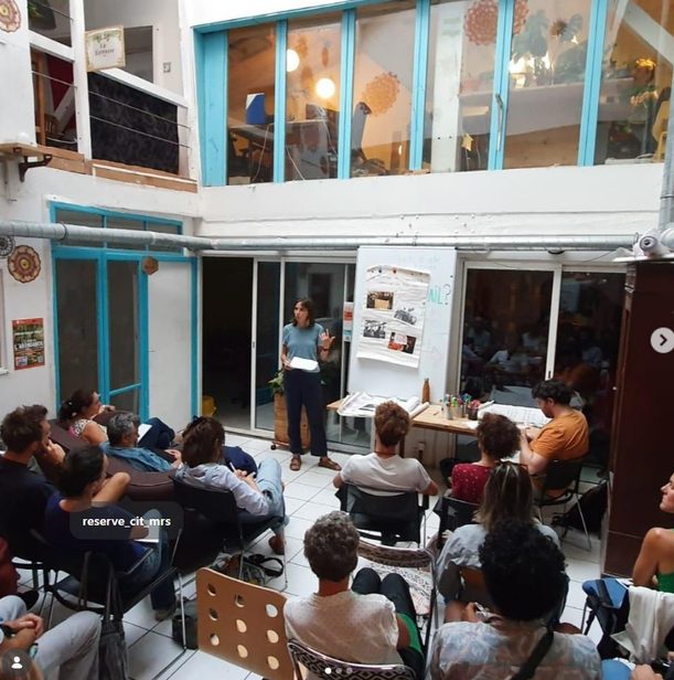 Séance de formation dans une salle associative